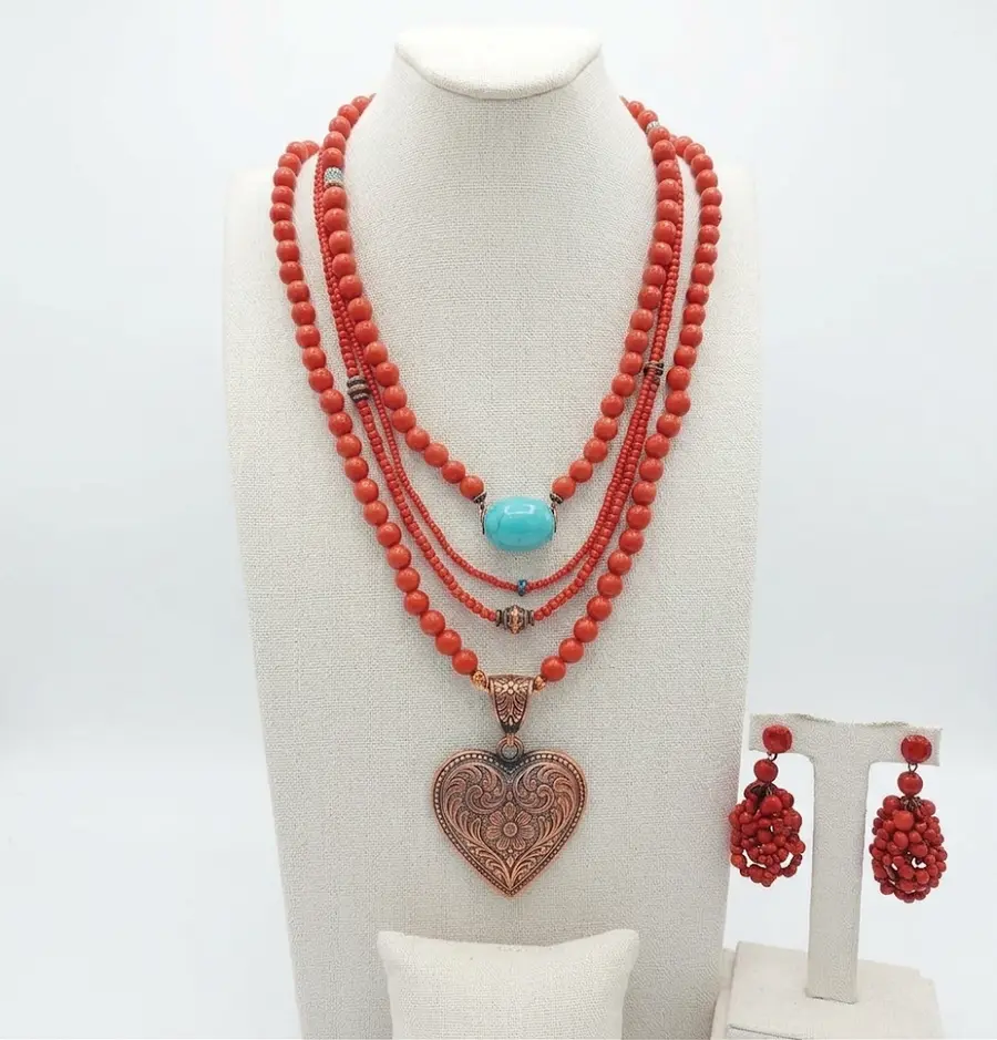 Collar multi-hilo de coral con colgante de corazón grabado