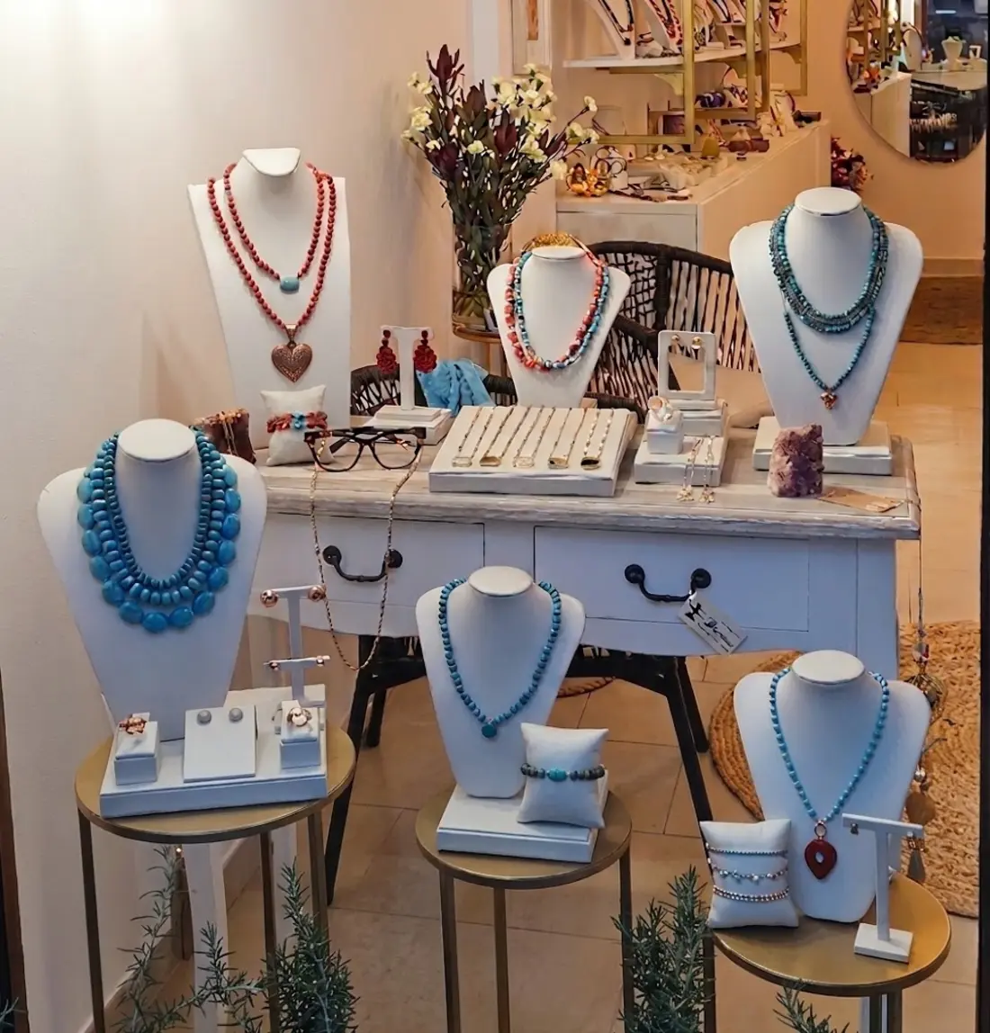 Exhibición de collares y anillos en el mostrador de la tienda