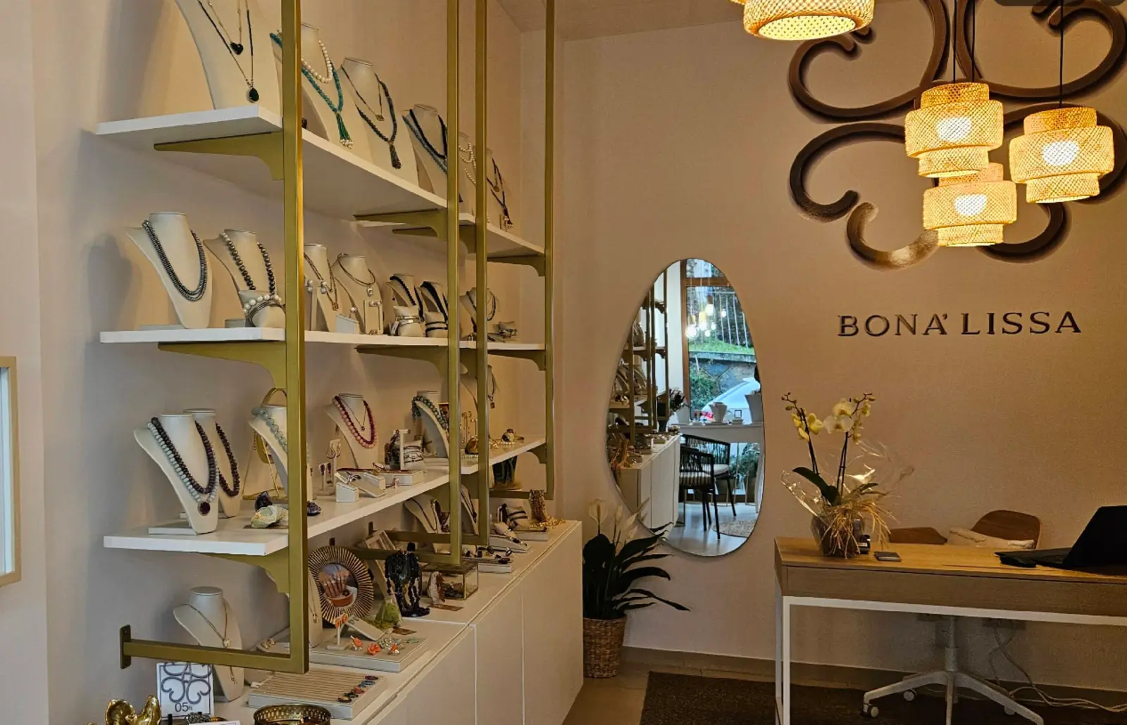 Espejo y rótulo de Bona'Lissa en el interior de la tienda